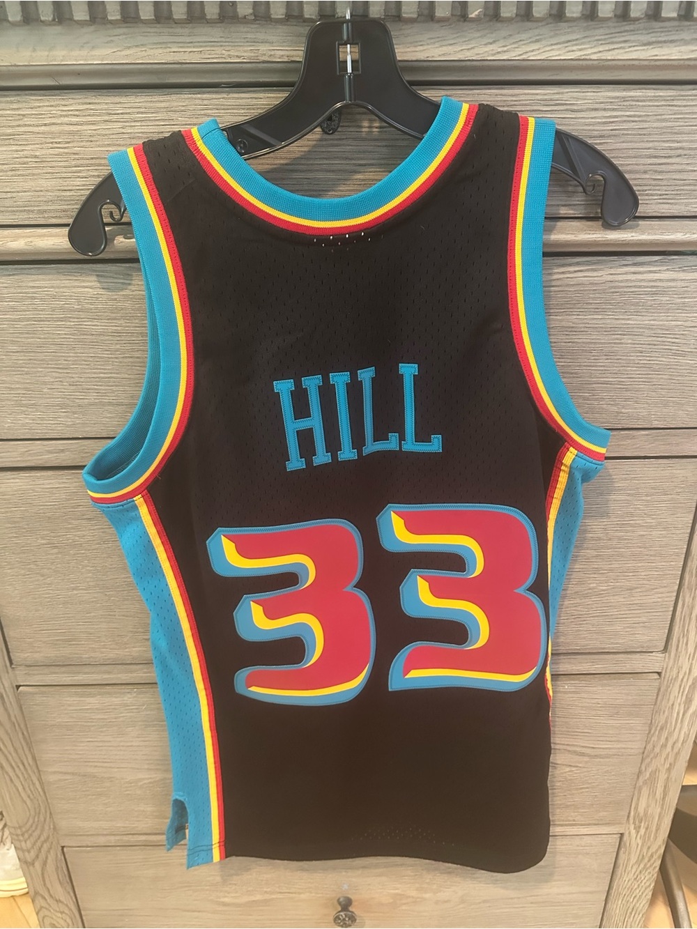 Grant Hill #33 Retro Pistons Basketball Jersey with Turquoise Trim. Size S.
